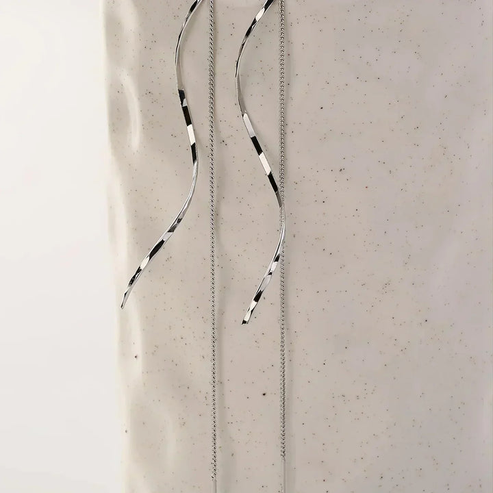 Lange Ohrringe mit Wellen-Design